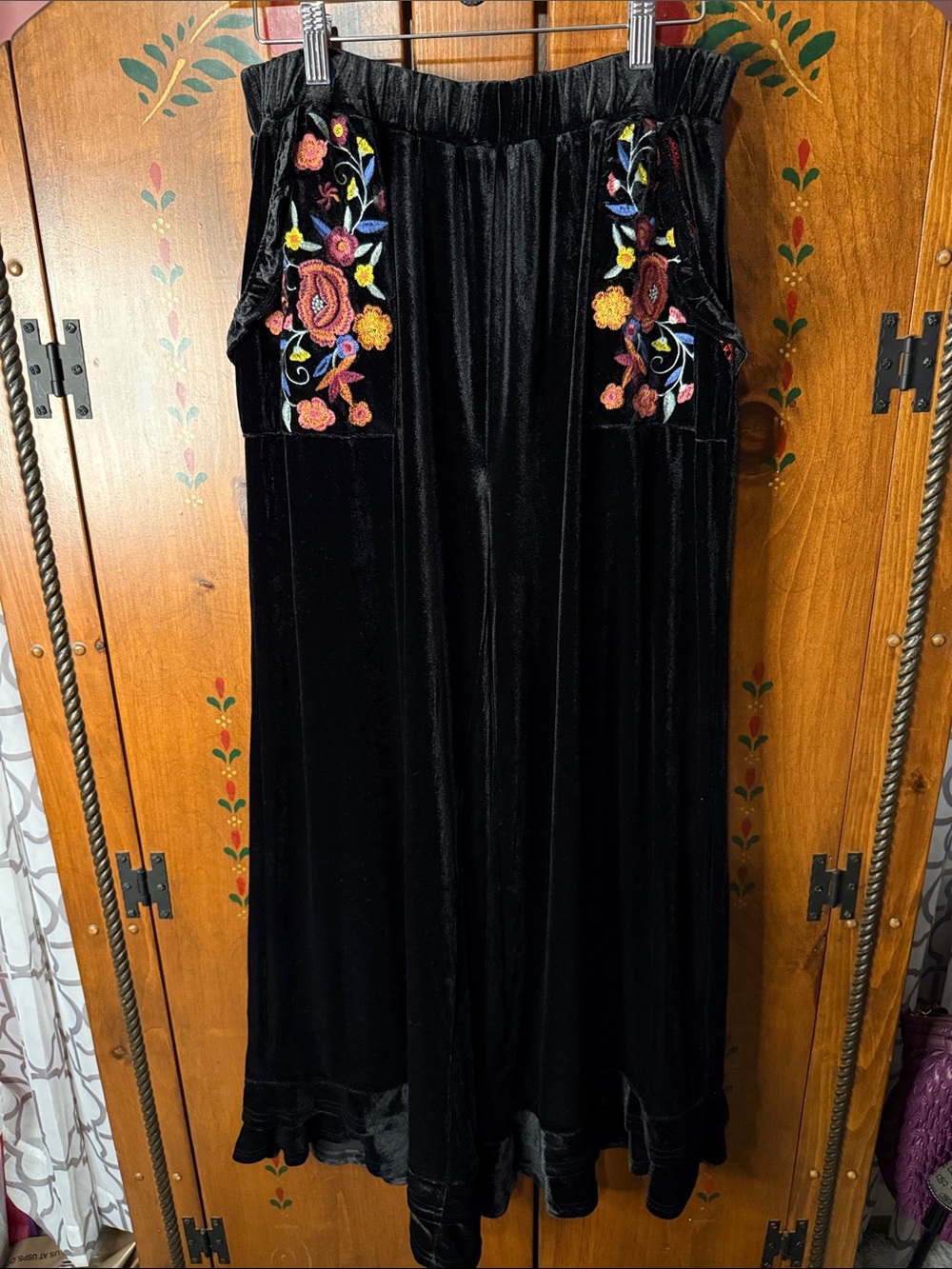 Umgee Black Wide-Leg soft Velvet Pants with lovely Floral Embroidery 1X new s65